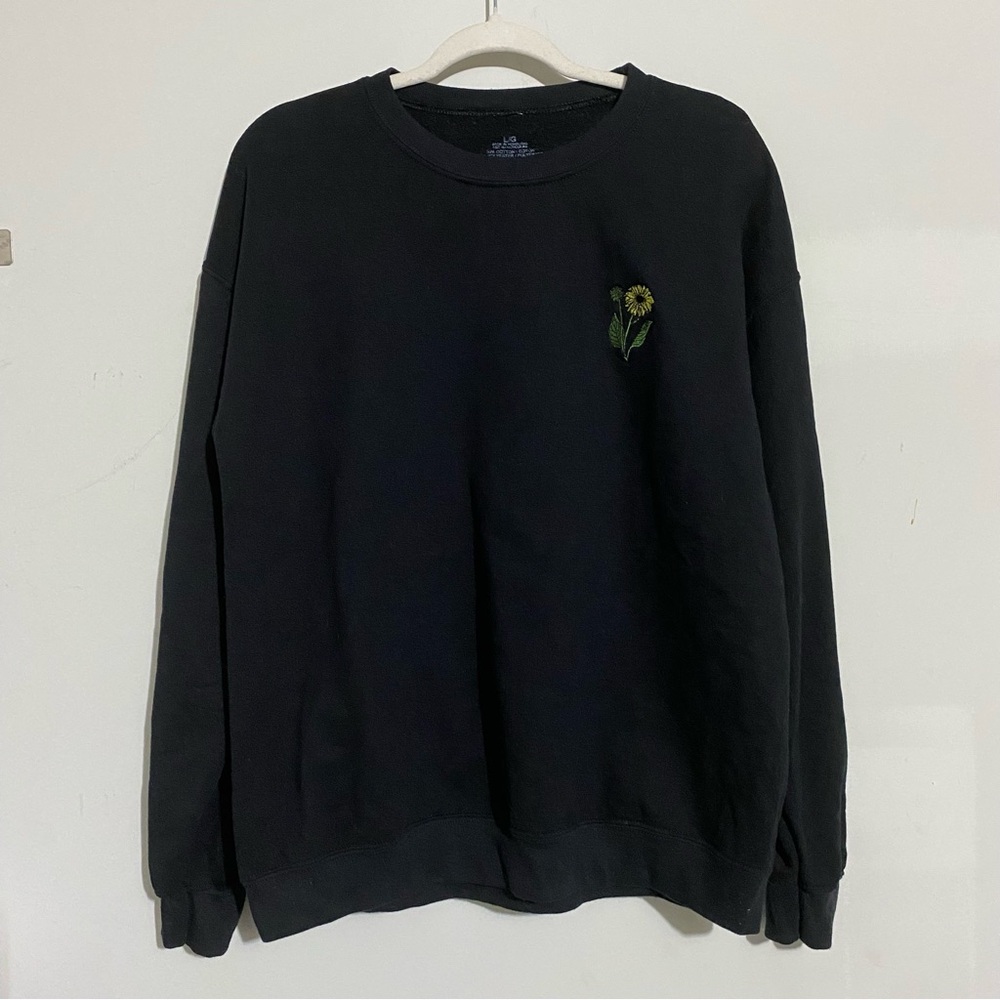 Black sweatshirt with sunflower embroidery women’s size L